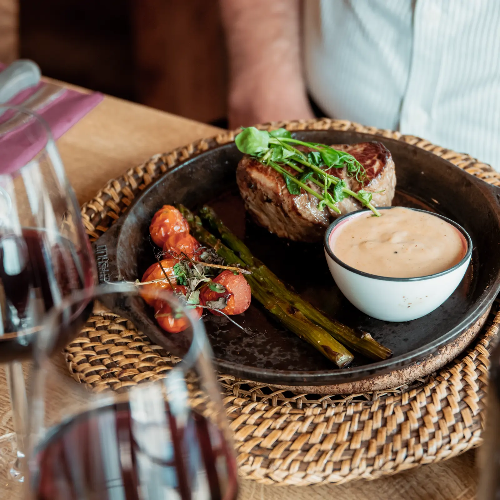 En tallrik med FILÉ MIGNON BLACK & WHITE