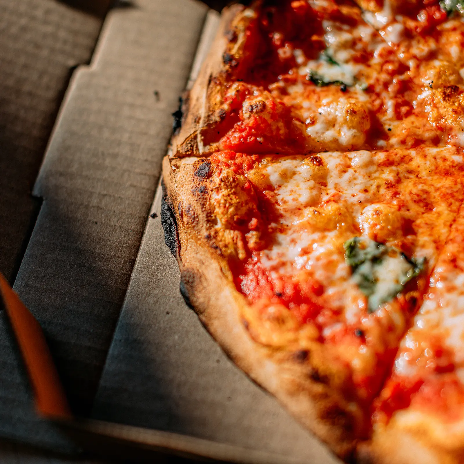 Take away pizza i kartong